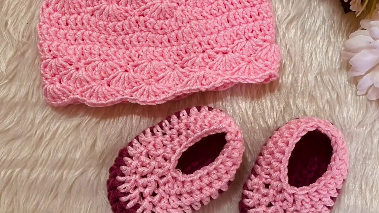 Hình ảnh minh họa cách tạo một slip knot (nút trượt) chính xác trên đầu kim móc.