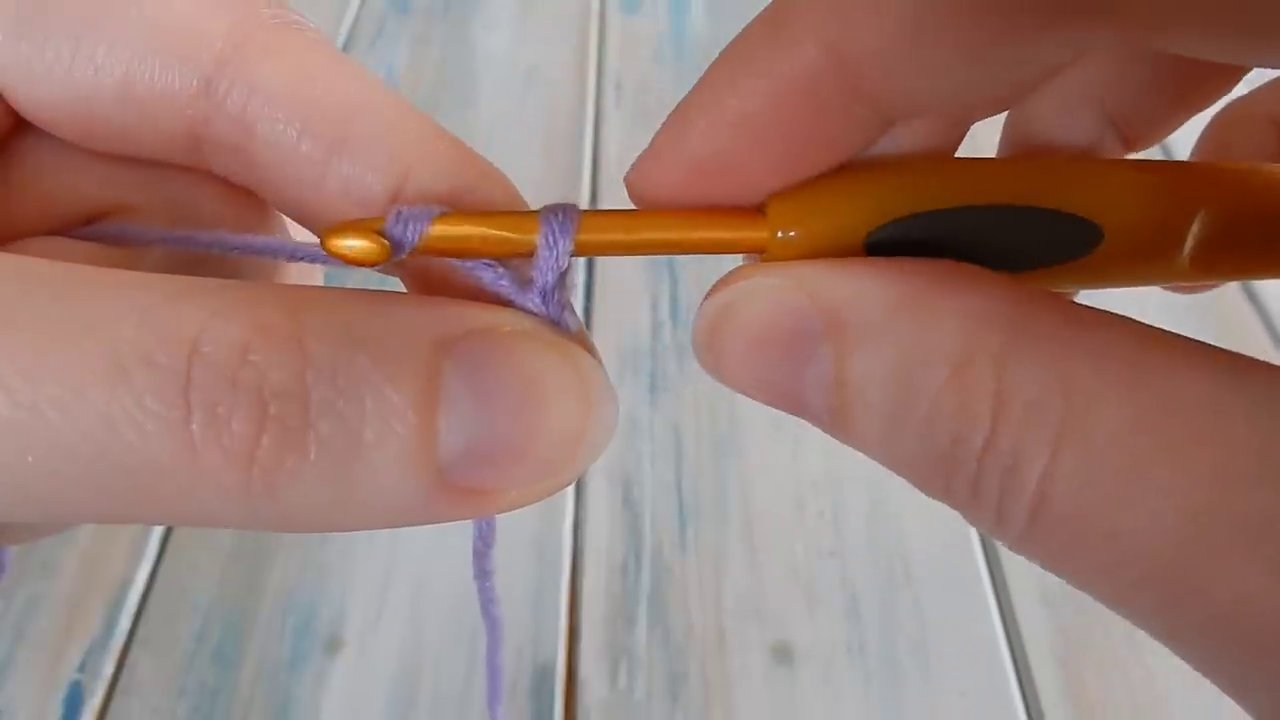 Bộ dụng cụ móc len cơ bản gồm len DK màu trắng và kim móc cỡ 4mm (G).