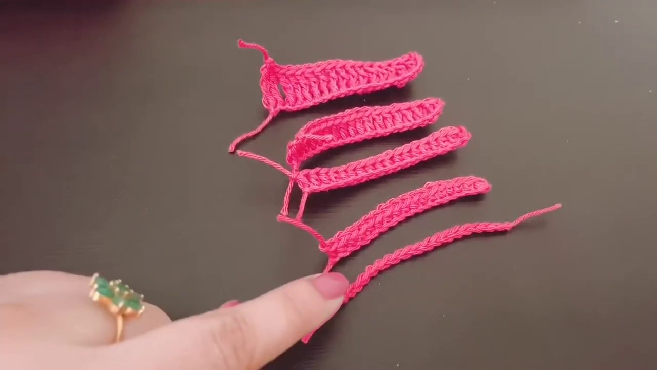 Thao tác thực hiện mũi chain stitch (mũi bính) liên tiếp tạo thành một dây chuyền.