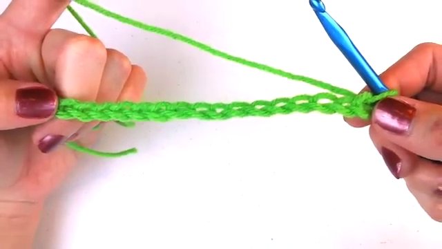 Đếm đến mũi dây chuyền thứ 4 từ kim móc để bắt đầu đặt mũi móc kép đầu tiên.