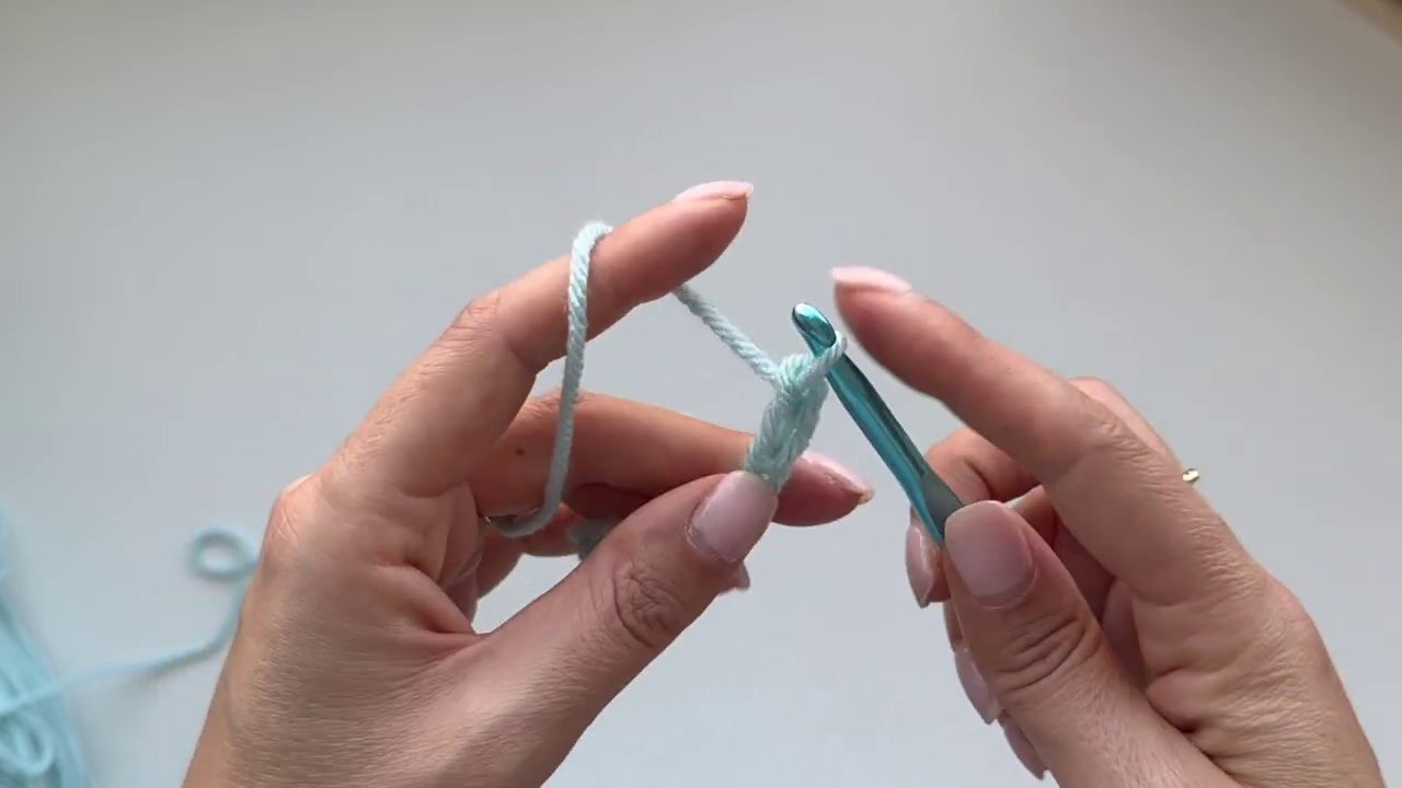 Hướng dẫn từng bước tạo nút trượt (slip knot) để bắt đầu móc len.