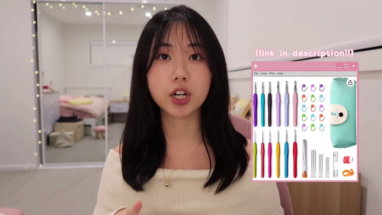 Nhãn một cuộn len hiển thị rõ độ dày (weight) 8 ply và kích thước kim móc khuyến nghị là 4mm.