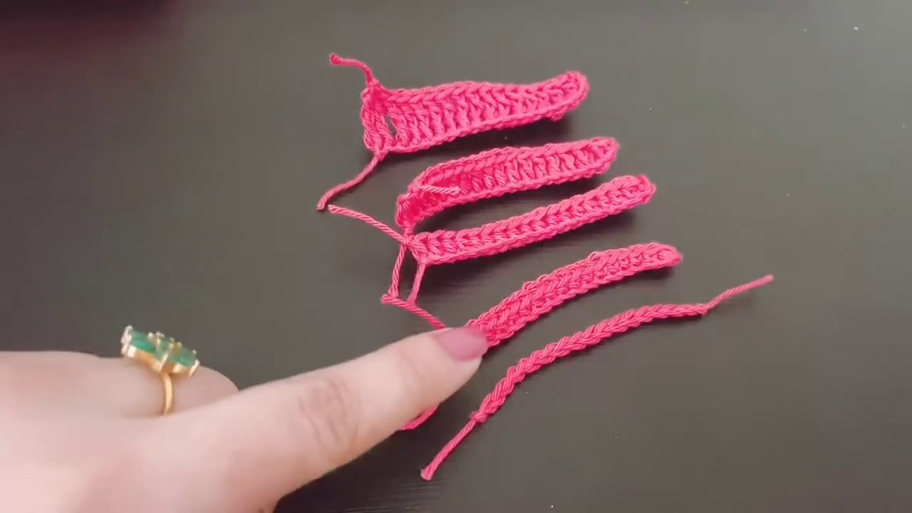 Quá trình hoàn thiện một mũi single crochet (mũi móc đơn) vào hàng chain stitch.