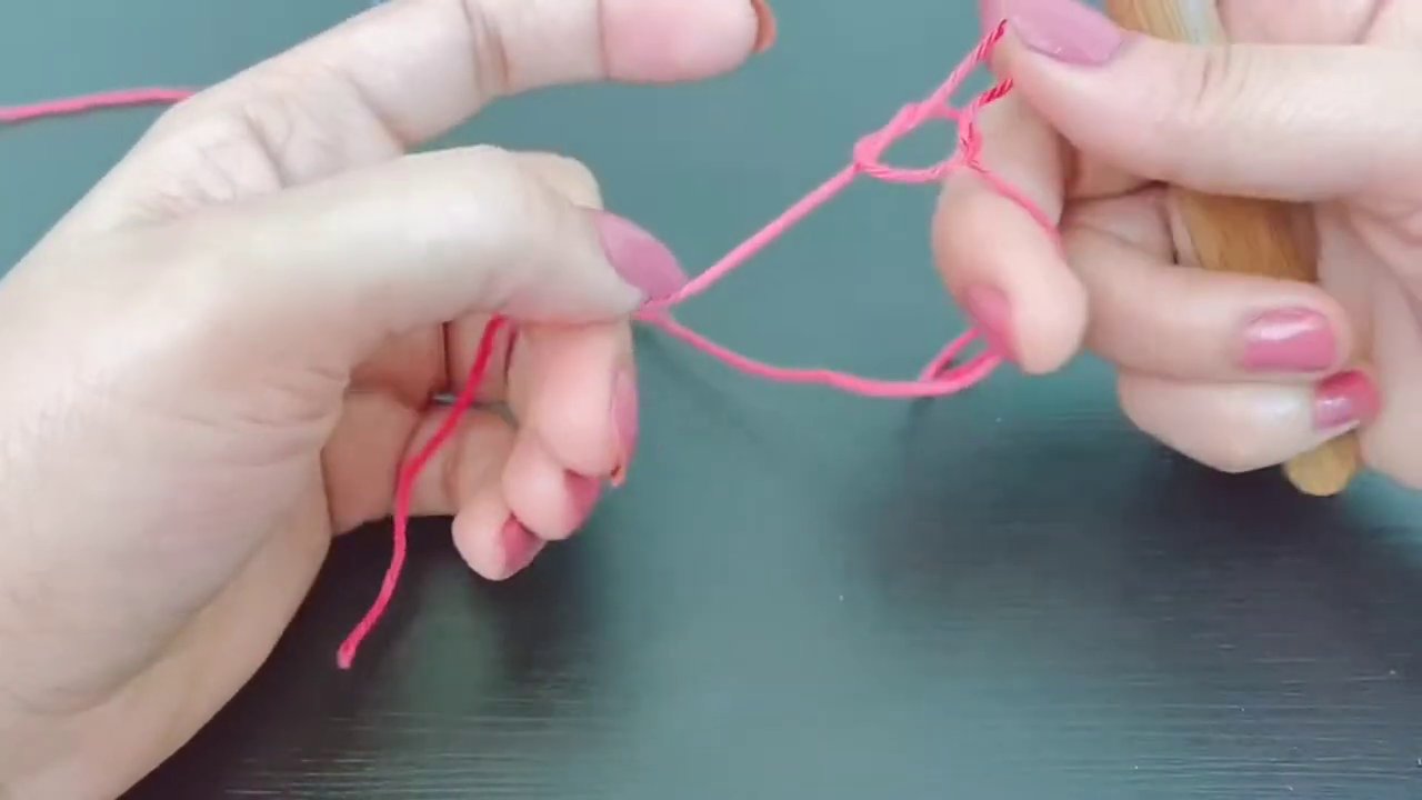 Hướng dẫn chi tiết các thao tác để tạo thành mũi half double crochet (mũi móc nửa kép).
