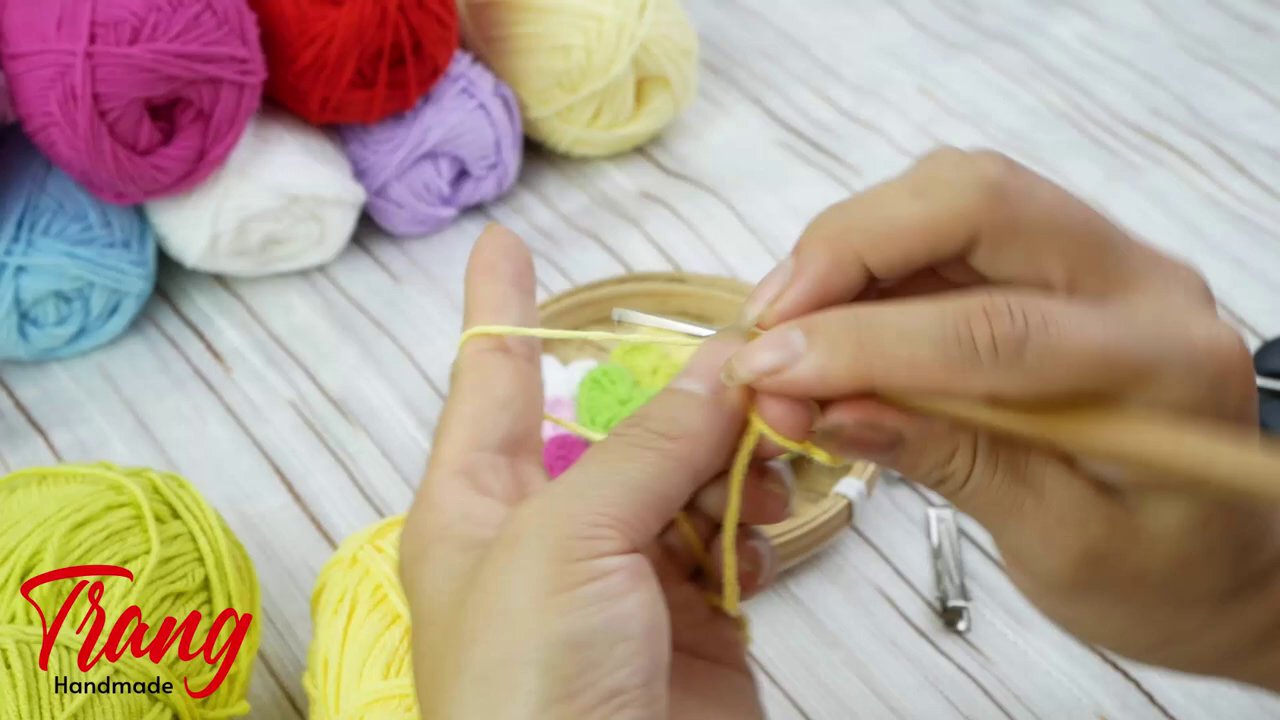 Ba trái tim len hồng được xếp thành hình tam giác trên mặt phẳng.