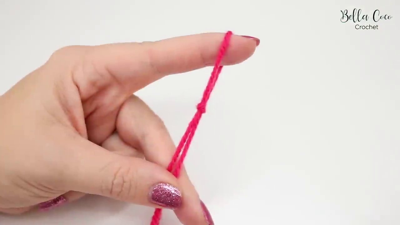 Kim móc được đưa vào slip knot, sẵn sàng để bắt đầu chuỗi mũi móc đầu tiên.