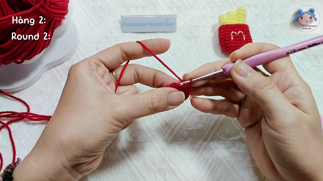 Các sợi len vàng được chuẩn bị để làm xúc tu.