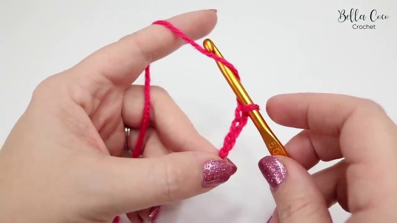 Một chuỗi mũi bính (chain stitch) đã hoàn thành, cho thấy rõ cấu trúc hình chữ V ở mặt trước.
