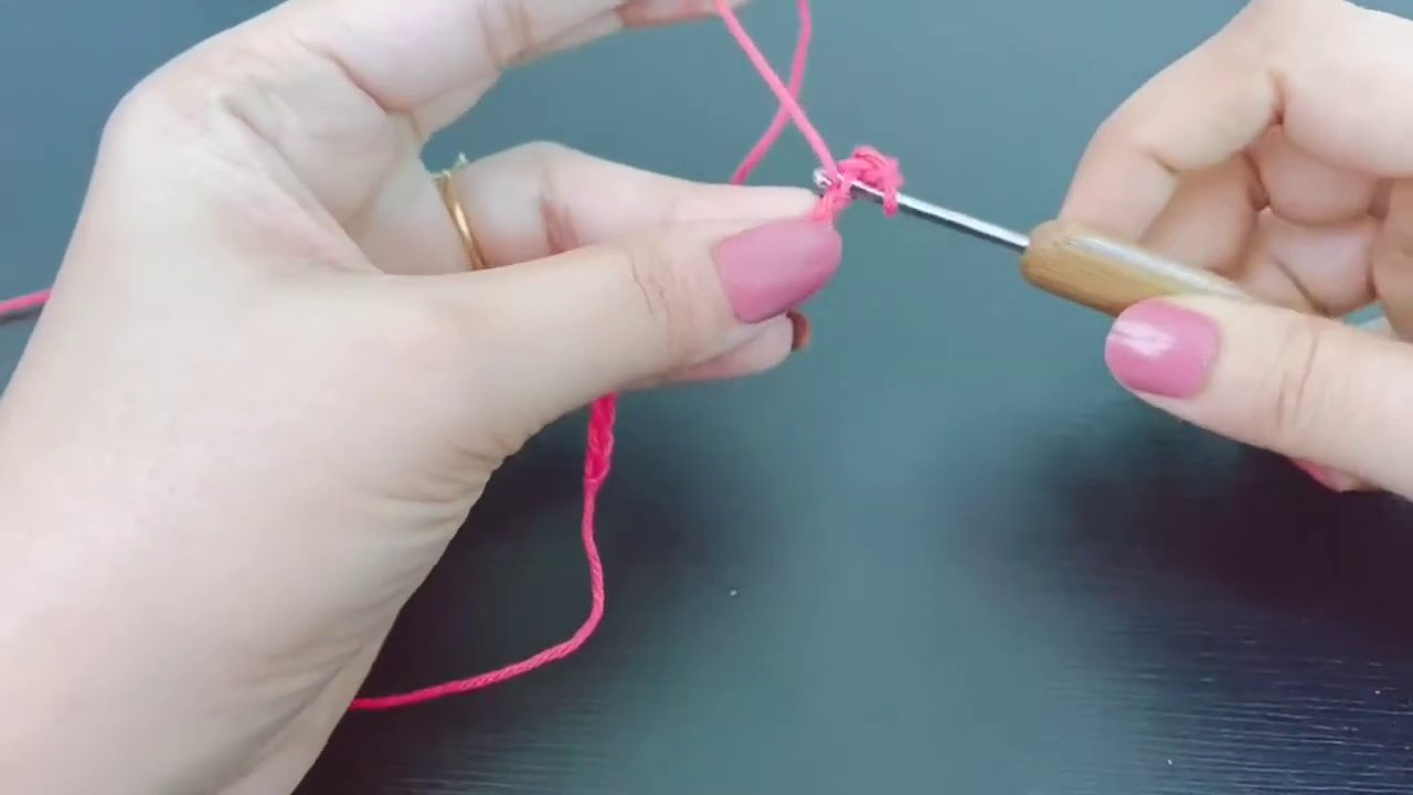 Thao tác tạo mũi double crochet (mũi móc kép) với các vòng len trên kim được xử lý từng cặp một.