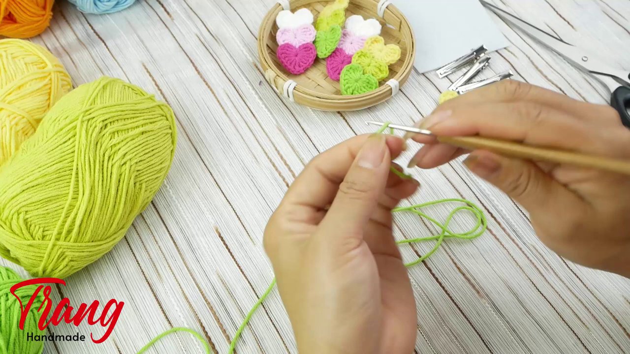 Chiếc kẹp hoàn thiện được cài trên máy tính với ánh sáng tự nhiên.