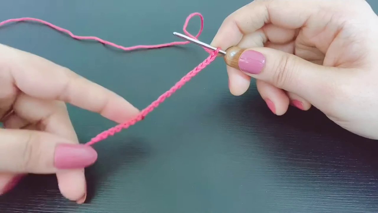 Minh họa quy trình dài hơn để hoàn thành một mũi triple crochet (mũi móc ba).