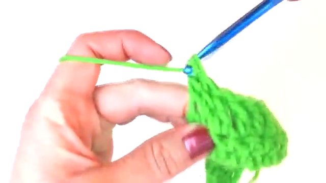 Chú ý móc vào mũi dây chuyền chuyển hàng cuối cùng để hoàn thiện hàng thứ hai.
