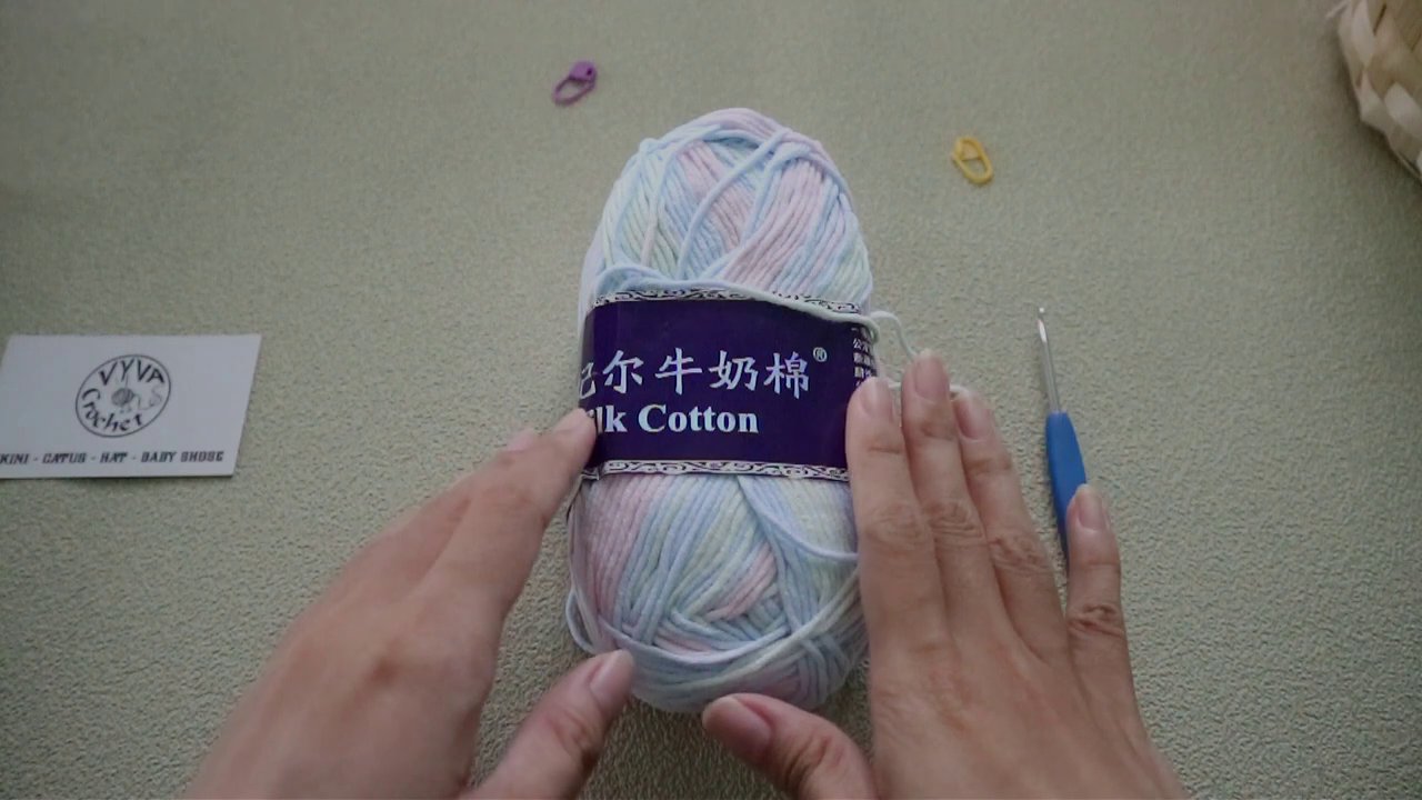 Những vòng len đầu tiên được tạo ra từ kim móc.