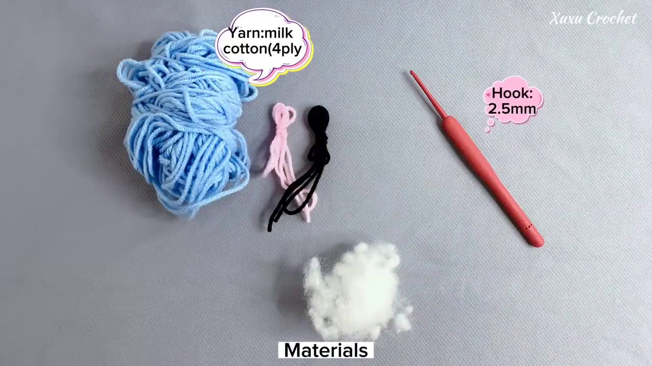 Bộ nguyên liệu đơn giản gồm len cotton, kim móc 2.5mm, bông gòn, kéo và kim khâu.