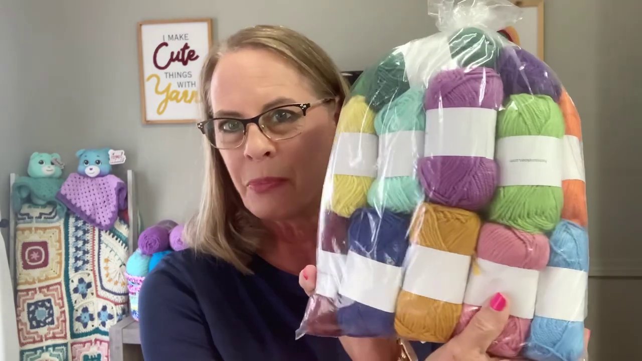 Những cuộn len mini skeins nhiều màu sắc được xếp gọn gàng trong hộp.