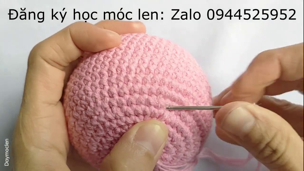 Cận cảnh cấu trúc một mũi móc (stitch), rõ ràng hai "cạnh" hay "nhánh" tạo thành hình chữ V.