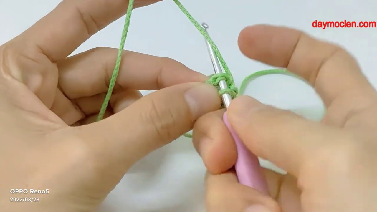 Minh họa sự khác biệt giữa vòng tròn ma thuật (trái) và cách móc truyền thống (phải) khi hoàn thành.