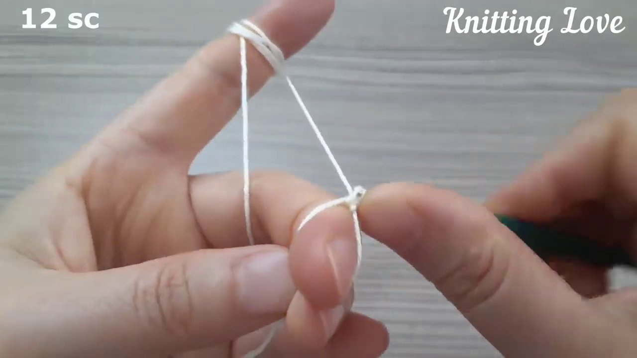 Tay phải kéo sợi qua kim để tạo thành các mũi xích đều nhau.