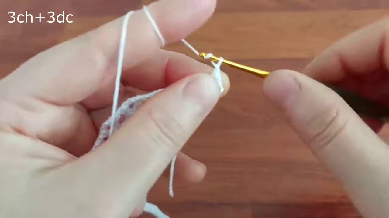 Kim móc đang luồn qua các vòng để tạo thành cánh hoa đầu tiên.