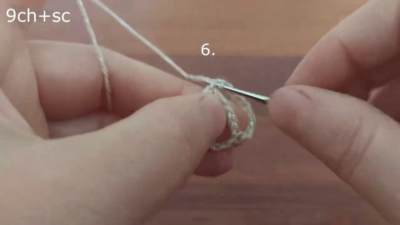 Các hàng móc với công thức 2ch+4dc+2ch+sc được hiển thị rõ ràng trên vải.