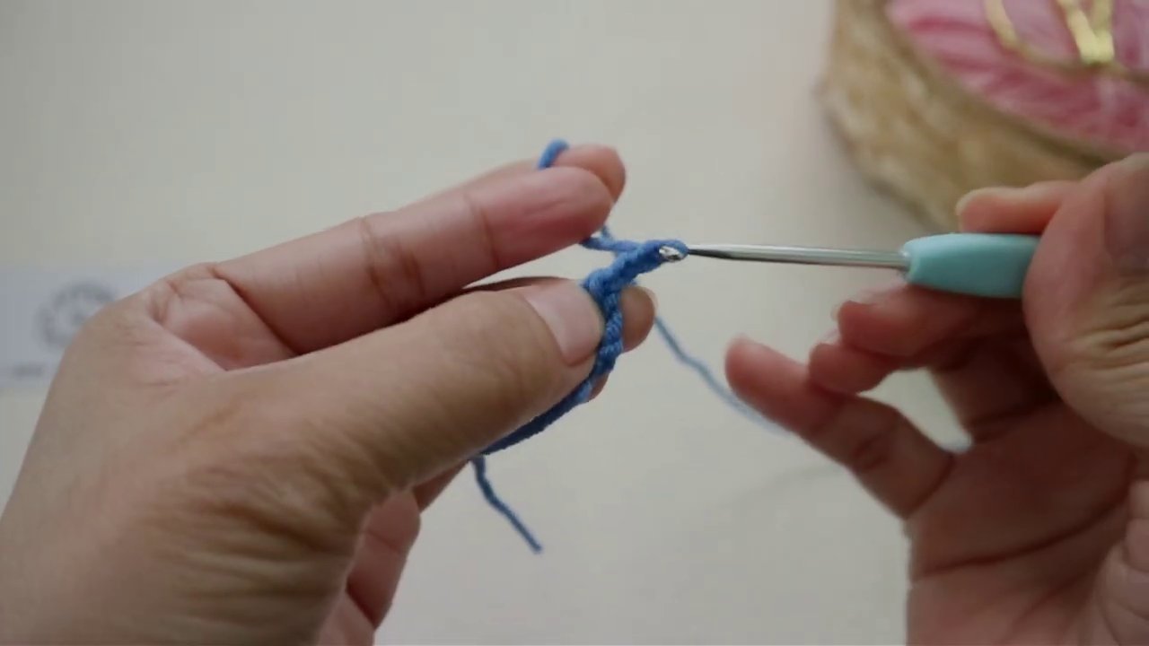 Cánh hoa thứ nhất sau khi hoàn thành với các muỗi rõ ràng.