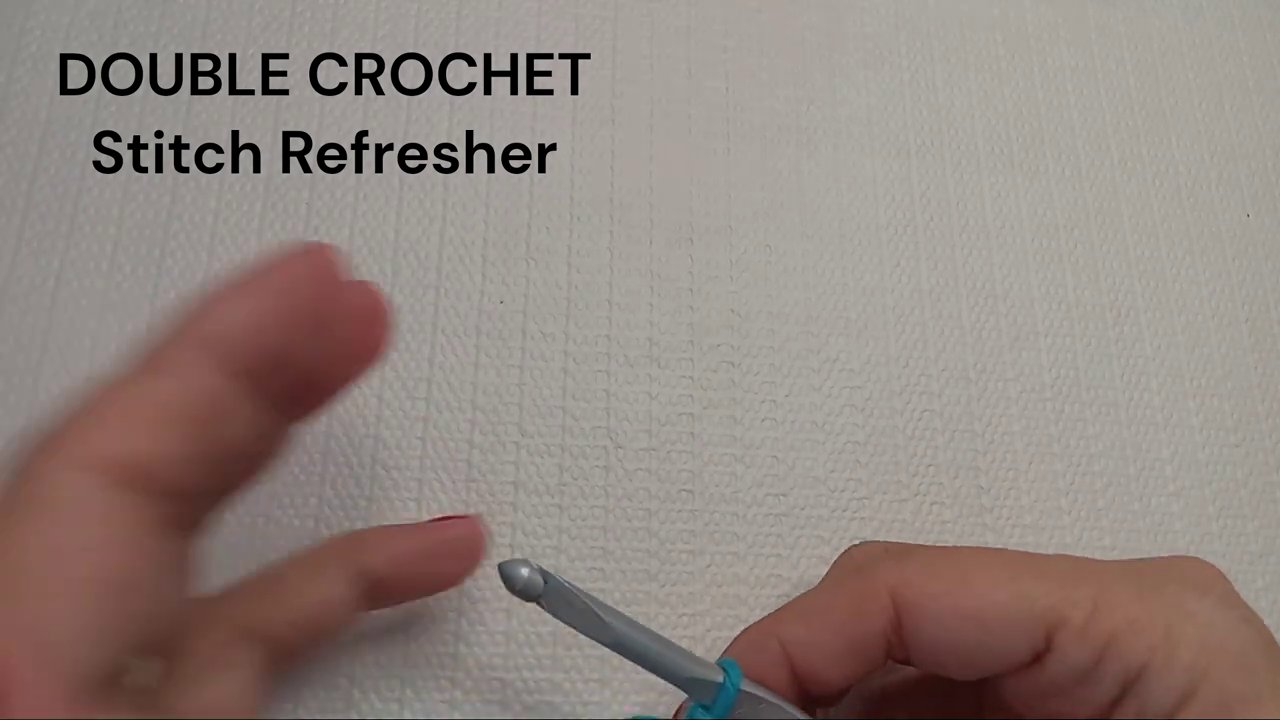 Hai hình minh họa so sánh cách làm double crochet và single crochet trên cùng một đoạn len.