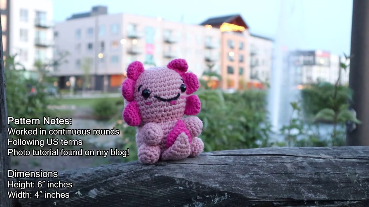 Hai chân axolotl đã được móc xong, để lại một đoạn len dài để may và o thân.