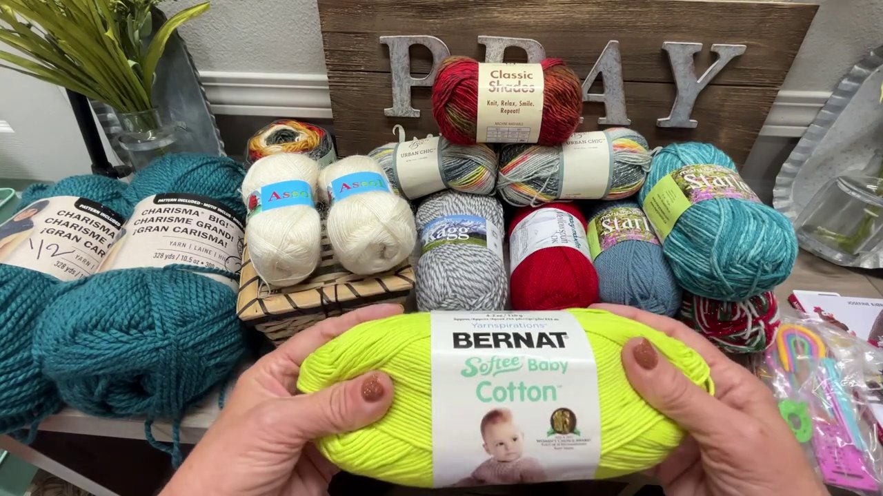 Chiếc giỏ liễu gai nhỏ xinh cùng các mini skein bên trong.