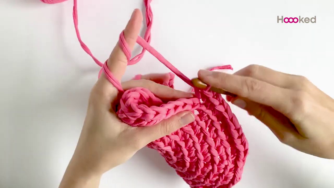 Đáy túy hình tròn được hoàn thiện với các đường gân ngang do chỉ móc vào back loop.