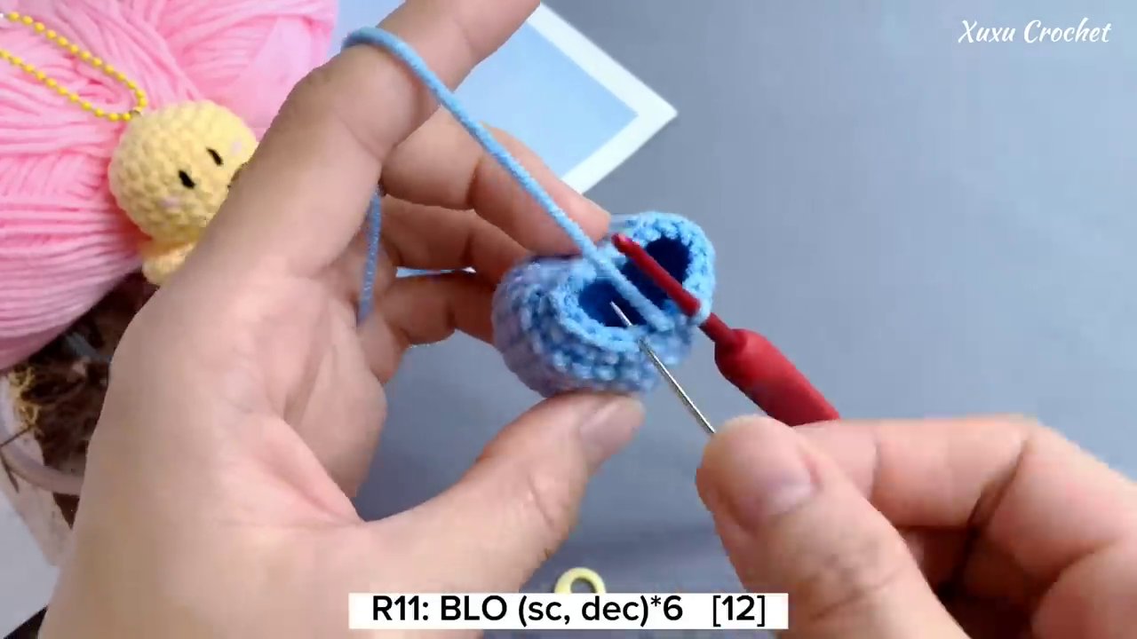 Hình ảnh minh họa việc móc vào trang sau của chân mũi (Back Loop Only) tạo thành một đường gờ rõ rệt.