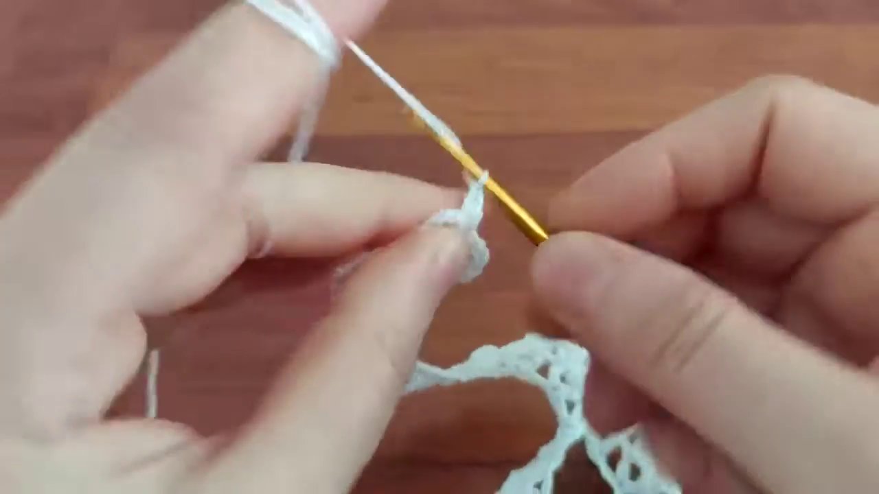 Mũi dc màu xanh được thêm vào phần trên của cánh hoa.