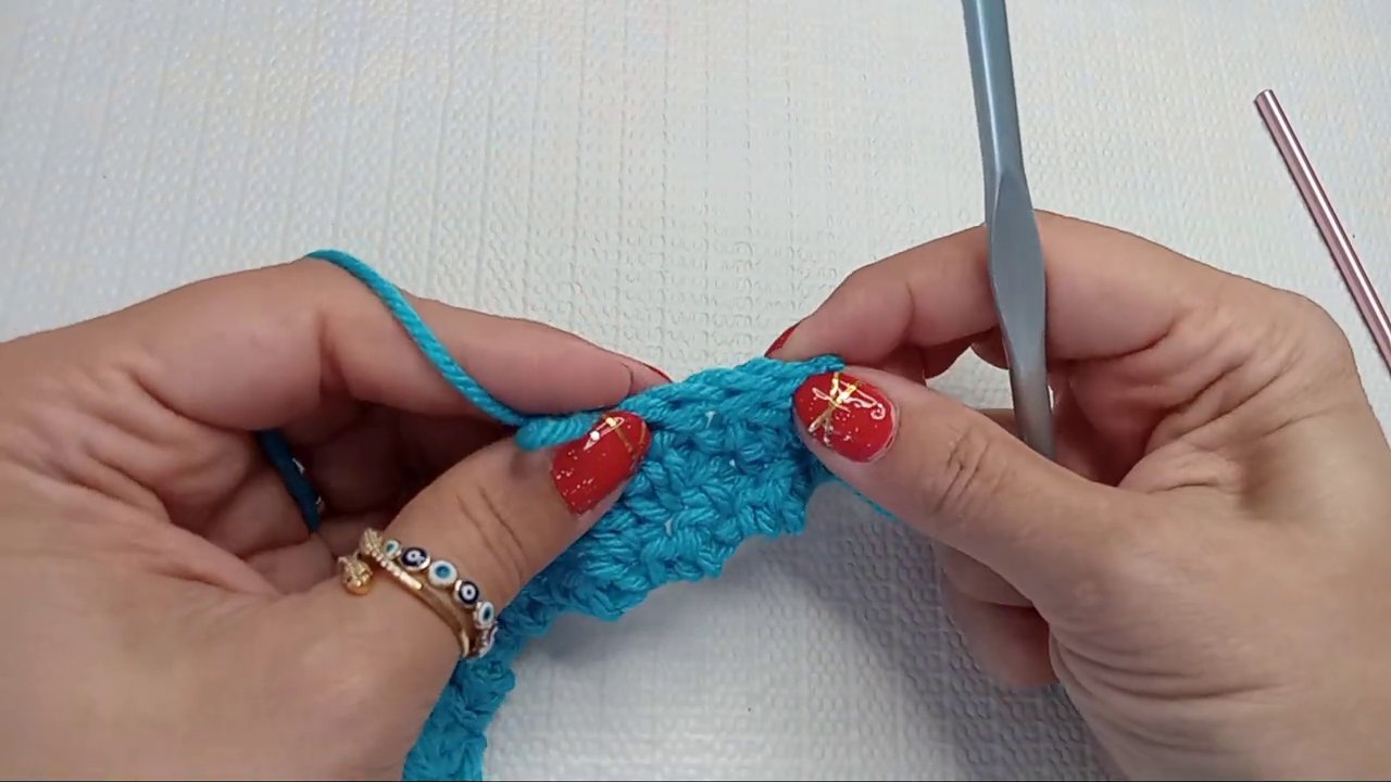 Đường viền slip stitches hoàn thiện ở mép trên cùng của miếlen.