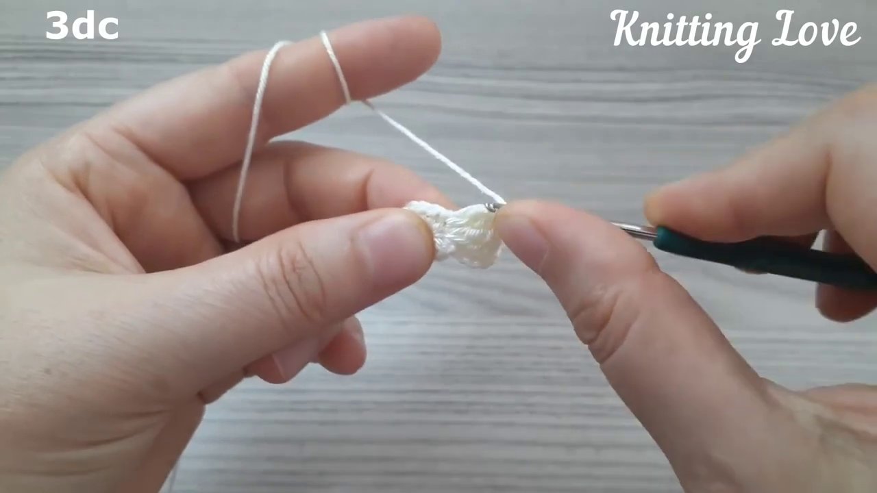 Hình bướm hoàn thiện được đặt trên mặt bàn gỗ.