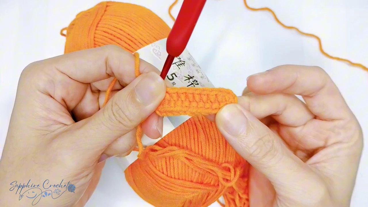 Các lớp màu sắc khác nhau được xếp chồng theo trình tự trên mặt bàn.