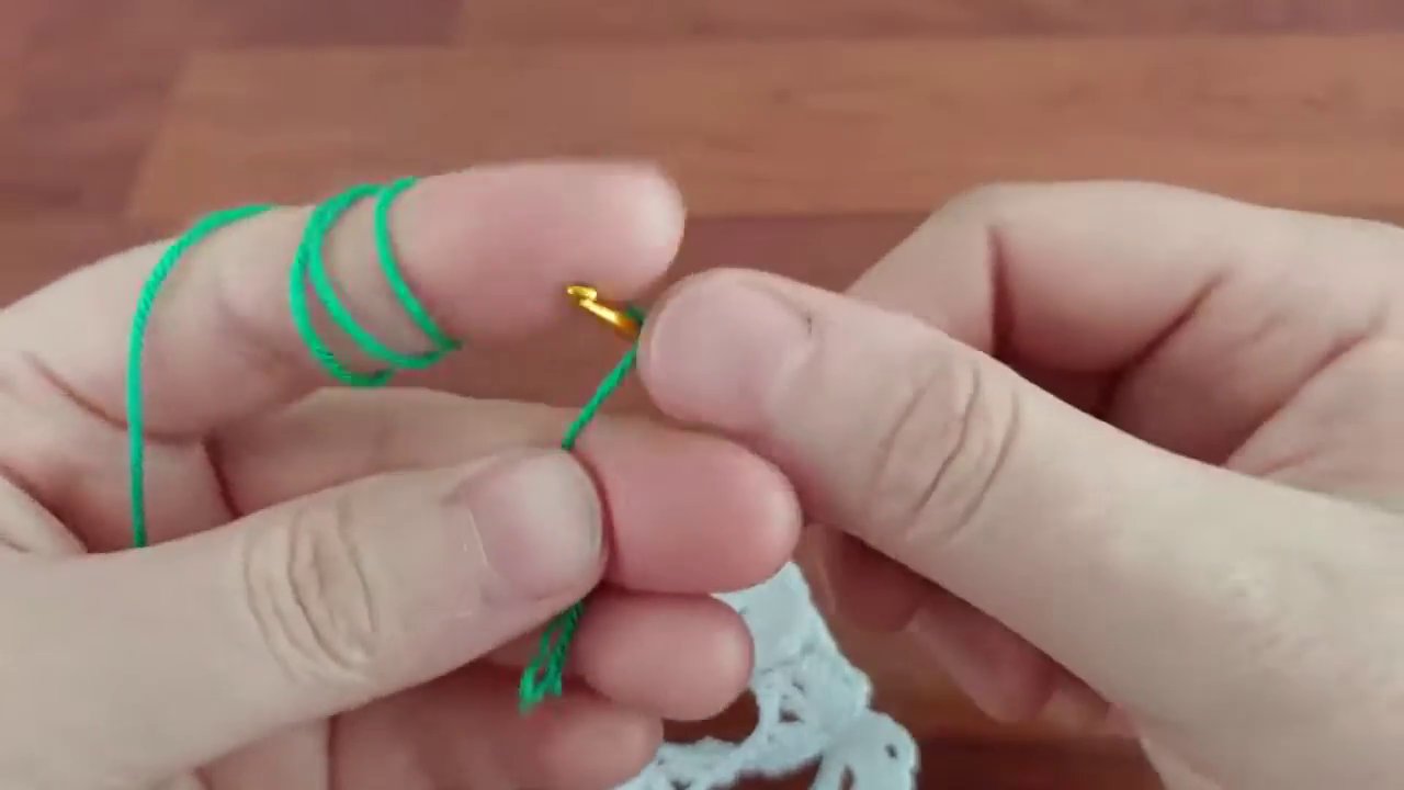 Phần lá phía dưới cũng được hoàn thiện với cùng kỹ thuật.