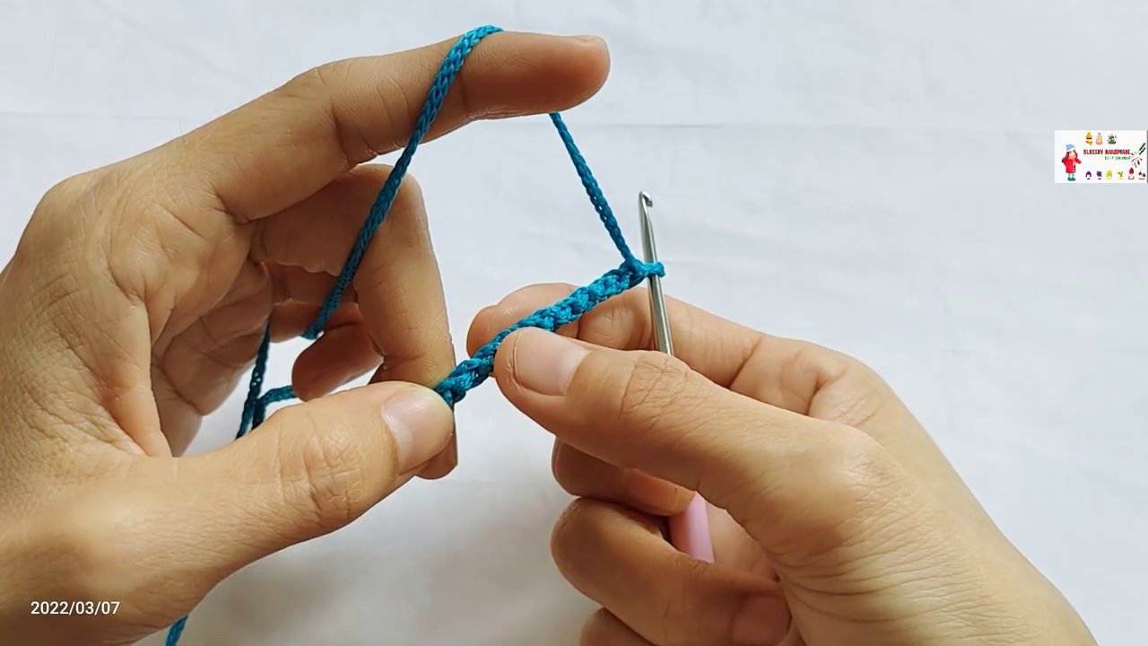 So sánh mặt phải (trên) với các mắt xích rõ ràng và mặt trái (dưới) với các đường gân dọc.