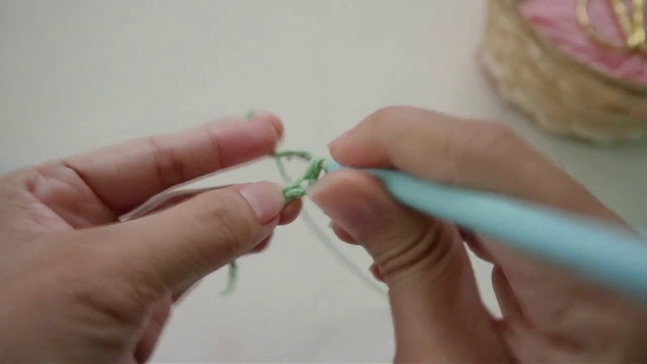 Hai chiếc lá được so sánh sau khi được vuốt thẳng: