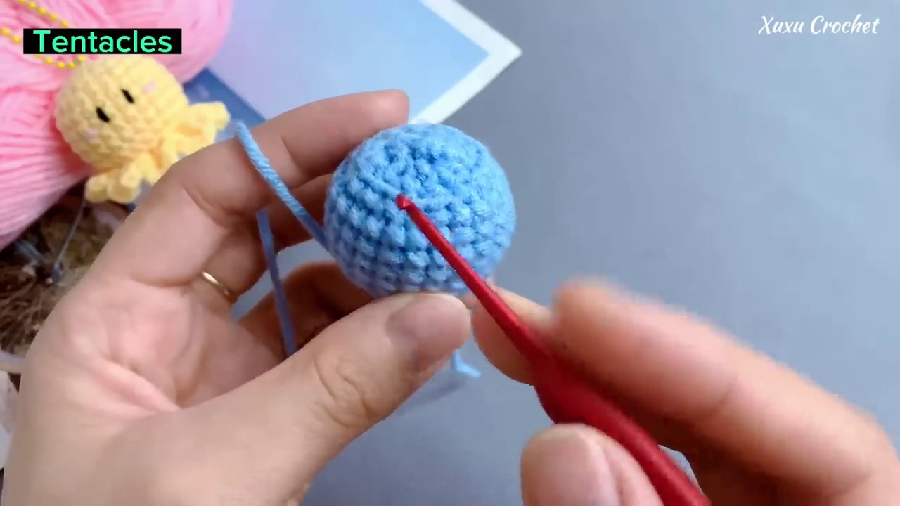 Quy trình móc một chiếc xúc tu hoàn chỉnh, từ việc tạo mũi bính đến hình dáng xoăn nhỏ cuối cùng.