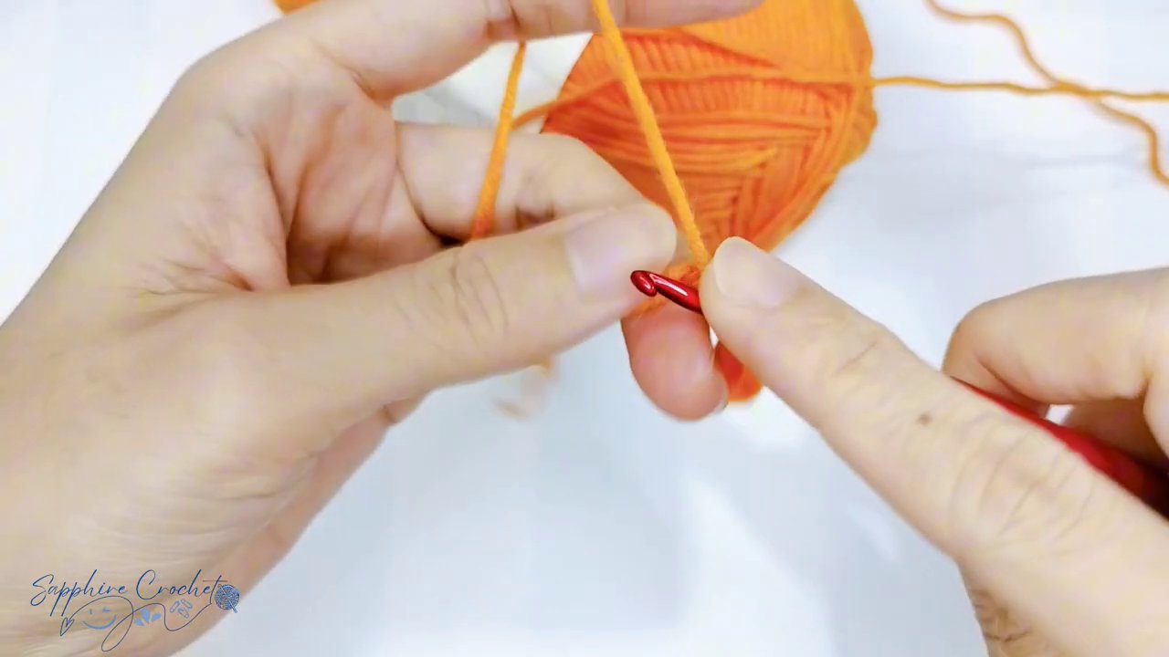 Một bức hình minh họa tổ hợp vật dụng gồm những chiếc túi/mũ/đồ trang trí bằng len do tự làm ra.