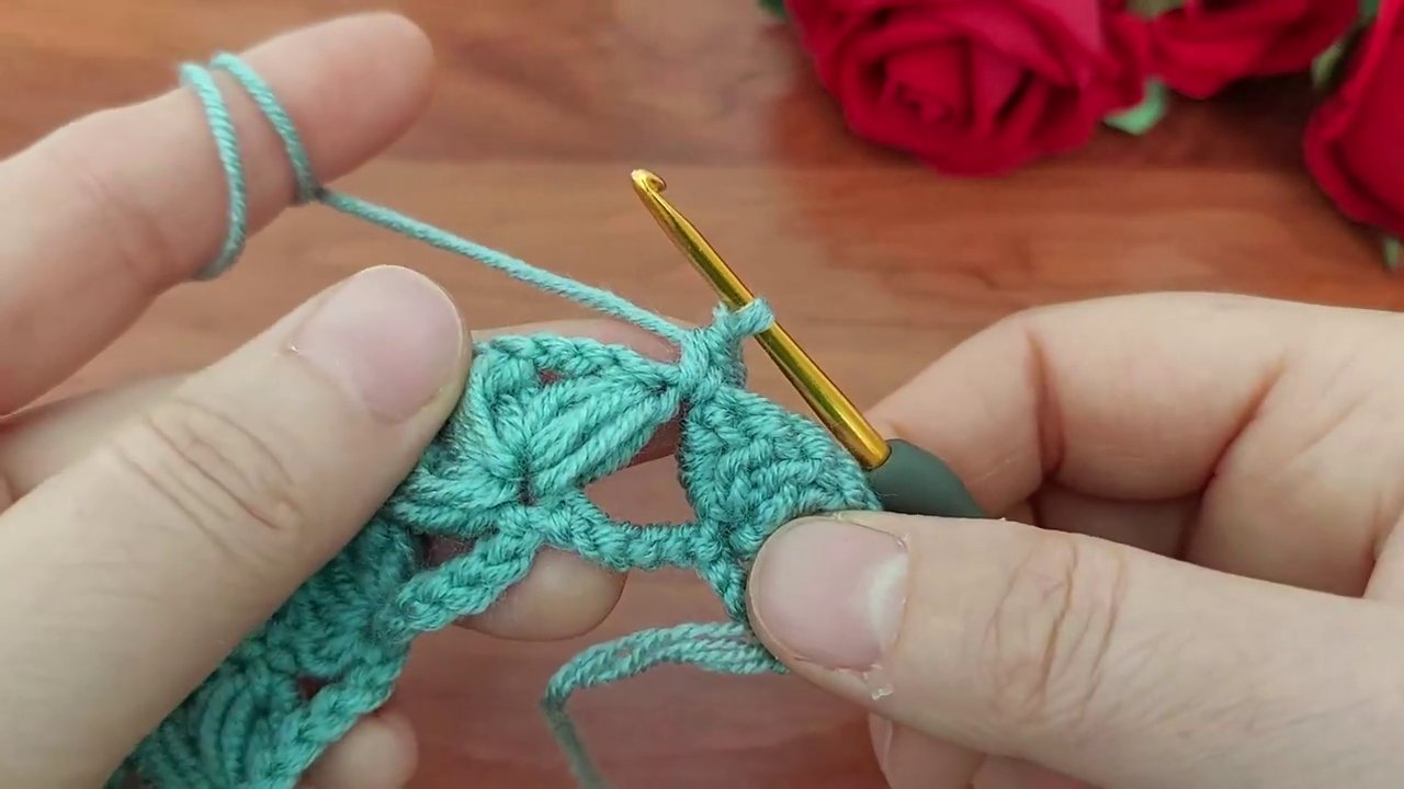 Kim và len được xếp gọn sau khi hoàn thành một khoảnh khắc yên bình của niềm vui handmade.