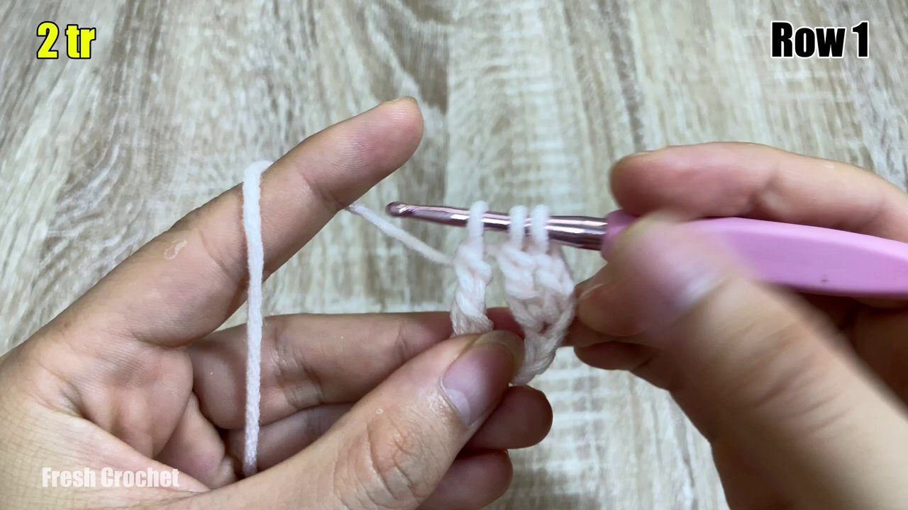 Một mảnh len nhỏ được móc bằng mũi kép, tạo ra các đường kẻ dọc rõ ràng.