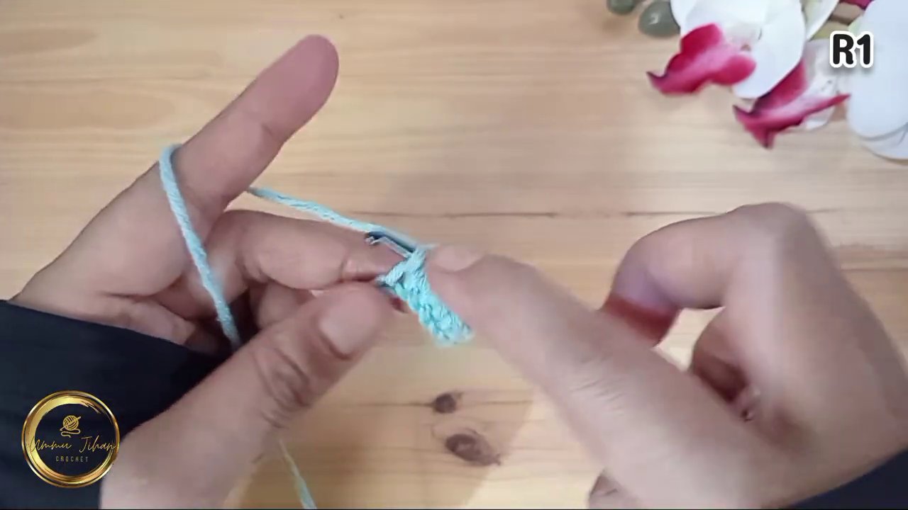 Mũi móc kép đang được hoàn thiện với bước kéo len qua hai vòng cuối.