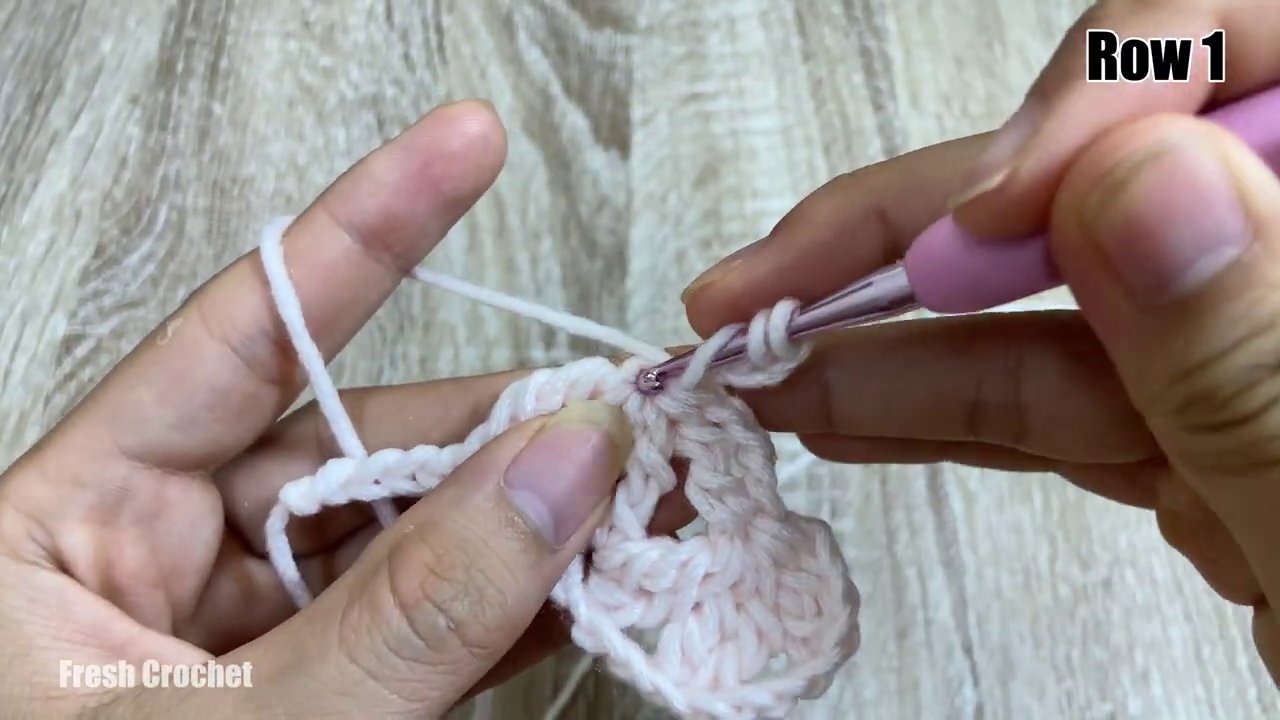 Nhiều ô vuông granny s quare nhiều màu sắc được xếp chồng lên nhau trên bàn.
