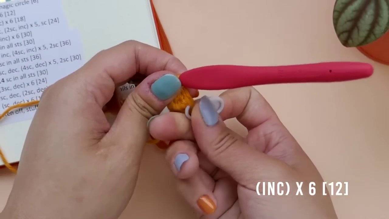Thực hiện mũi giảm vô hình móc qua vòng trước của hai mũi liền kề.