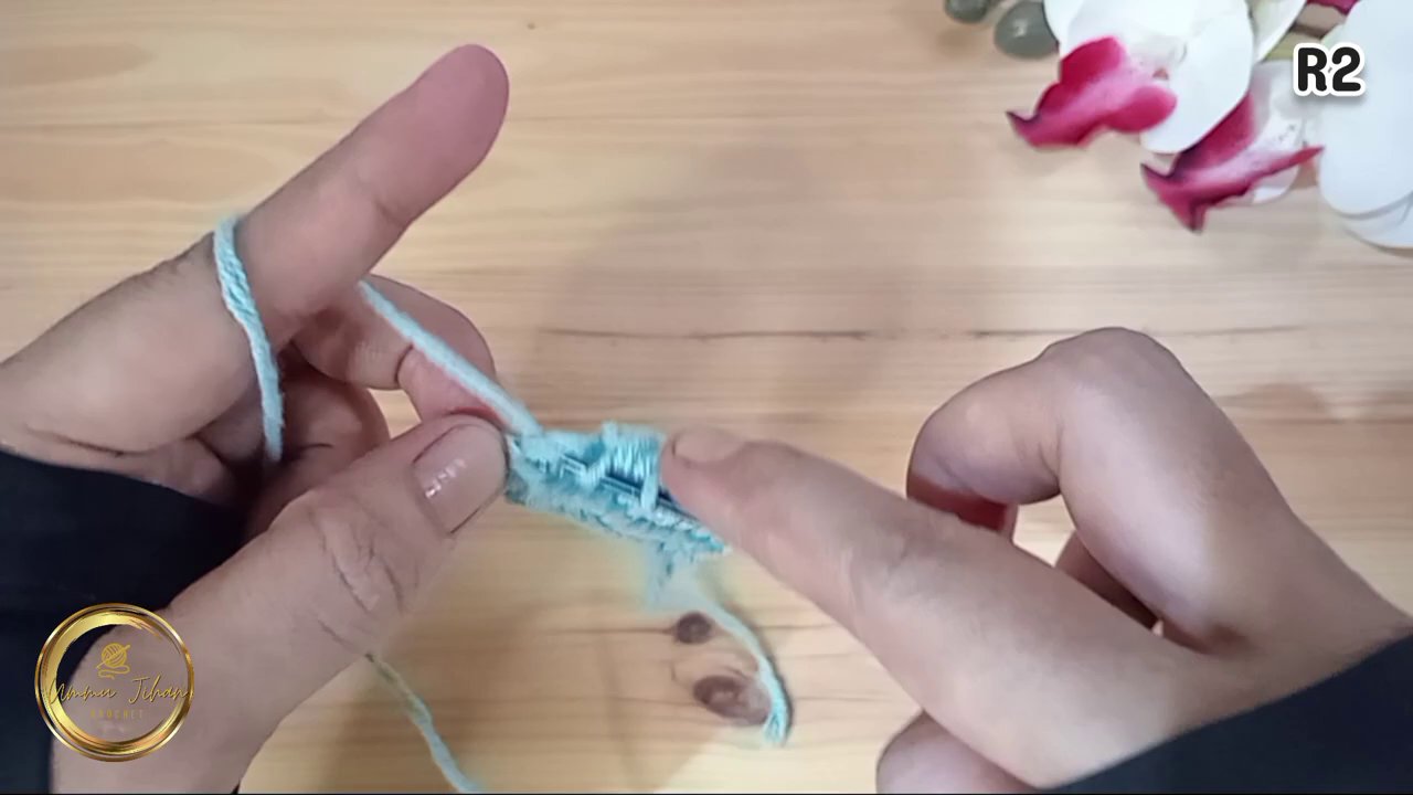 Một mũi đánh dấu bằng nhựa màu được gắn và o mũi đầu hàng.