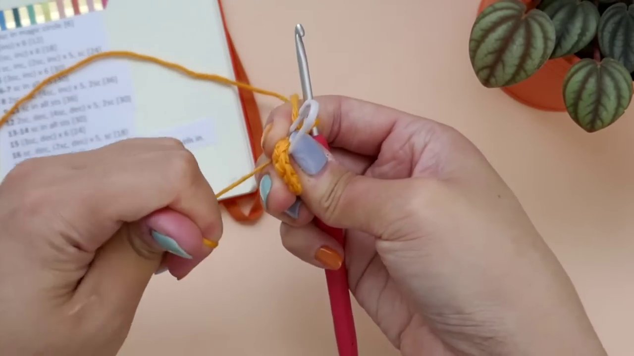 Nhồi bông từng lớp nhỏ để quả bóng đều và săn chắc.