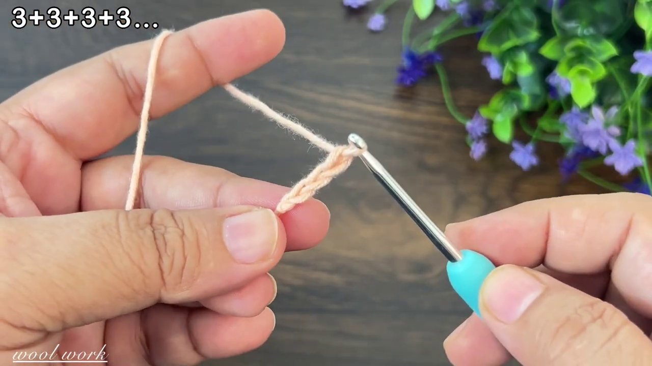 Một người đang ngồi trước bàn học, ta y cầm bút chì, ánh mắt đăm chiêu trước một câu hỏi khó.