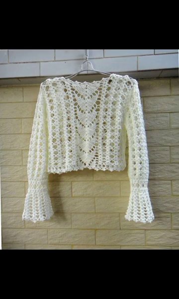 Những cuộn len nhiều màu sắc được sắp xếp ngay ngắn, sẵn sàng cho một dự án móc mới.