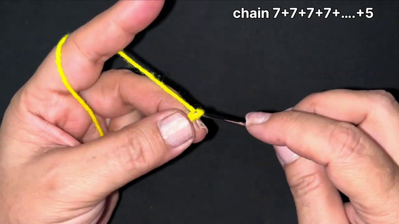 Hướng dẫn "ch 2, 2 dc" xuất hiện trên màn hình, người đan đang thực hiện hai mũi dc liên tiếp.
