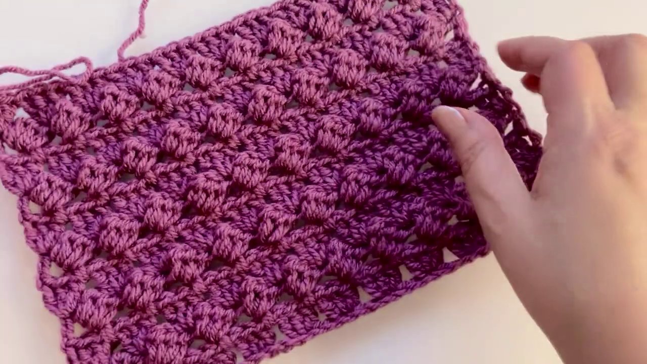 Cận cảnh sự khác biệt giữa mũi half double crochet và double crochet trên cùng một hàng móc.